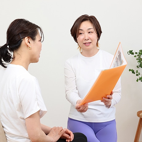ヨガマットを巻き上げる手元。日常に取り入れるセルフケアの習慣