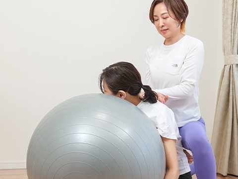 施術後の満足感とリラックスを感じる女性のポートレート